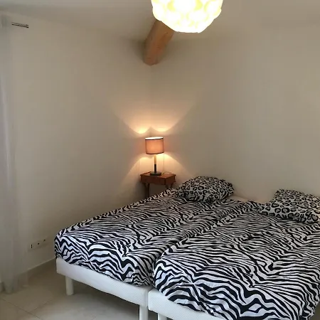 Villa Golfe Juan, A Pied